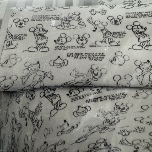 Disney QUEEN Sheet Set - Black and White NEW! - Picture 12 of 13